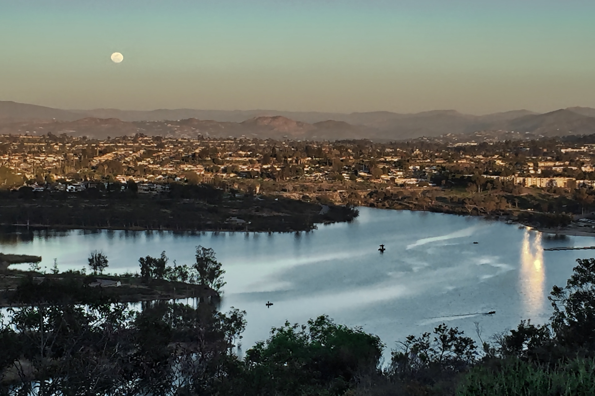 Scenic-view-of-Mission-Viejo-California-featuring-a-lake-residential-neighborhoods-and-mountains.-Mission-Viejo-Divorce-Lawyer-providing-experienced-legal-support-for-family-law-and-divorce-cases